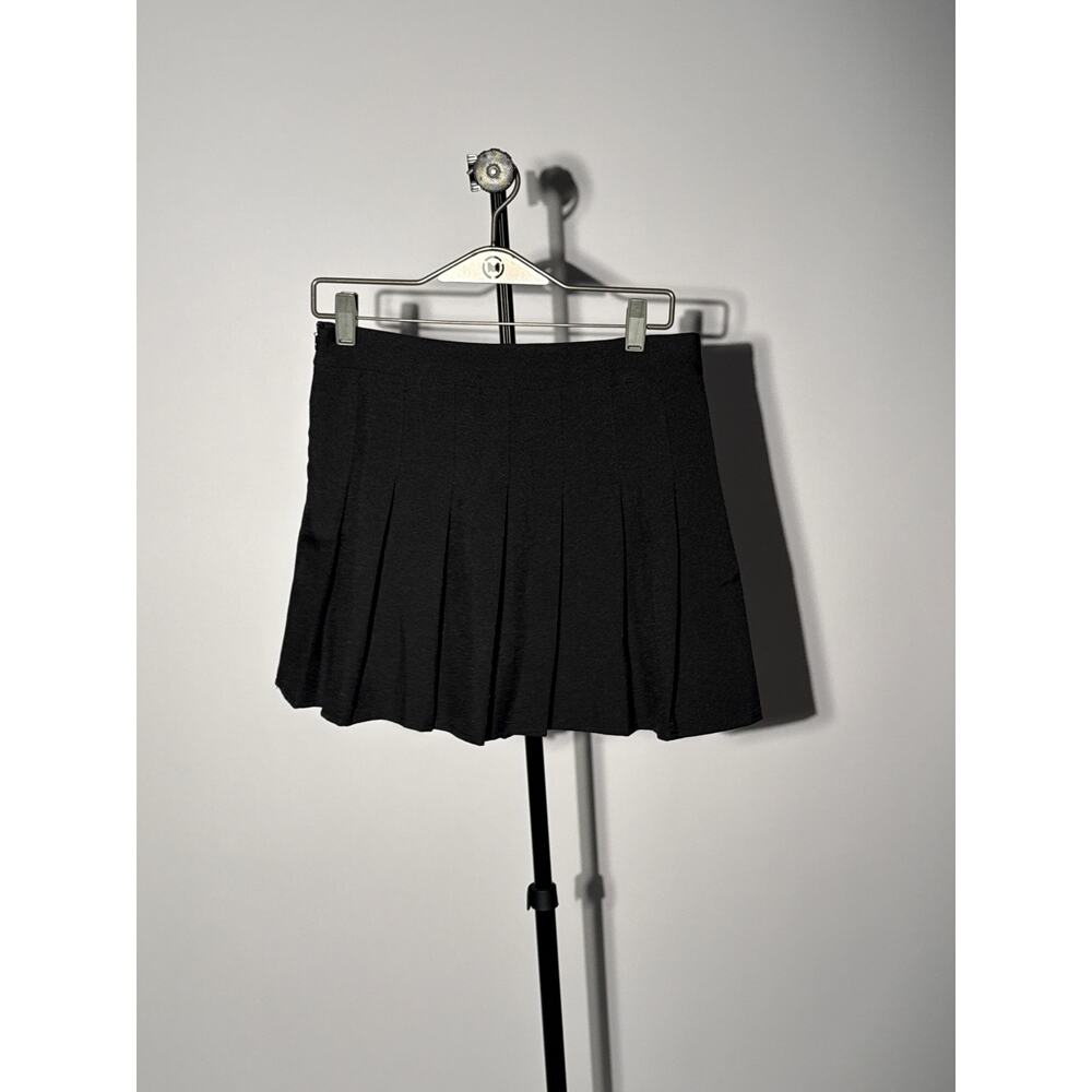 Pleated Skort (short liner) skirt in black zipper side Large